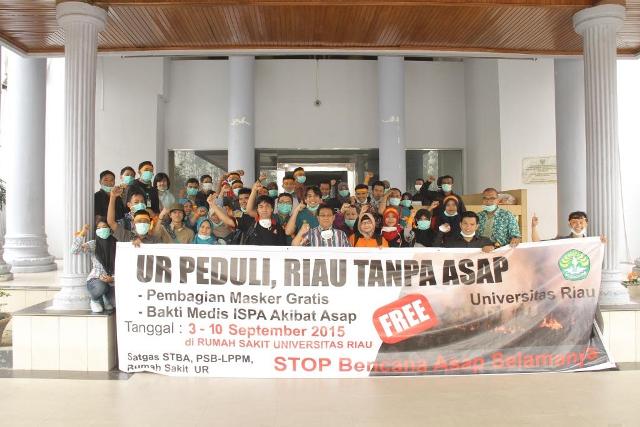 Civitas Academika Universitas Riau Bagikan Masker Gratis